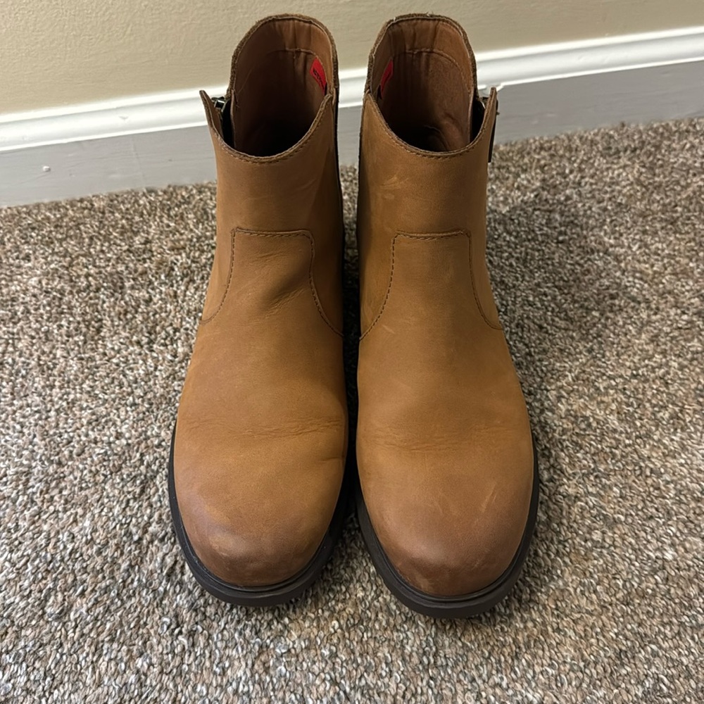 Brown sorel boots